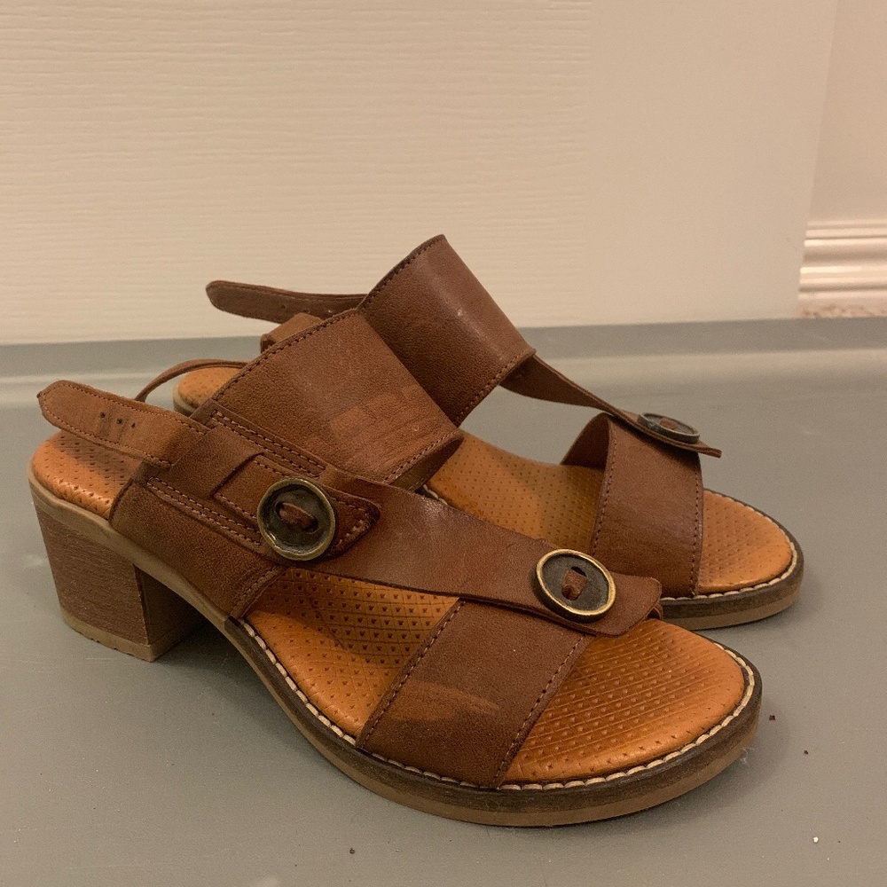Leather sandals/blocky heel